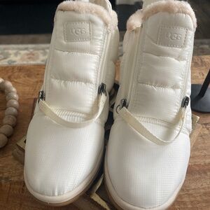 The UGG W Lakesider Zip Puff boot